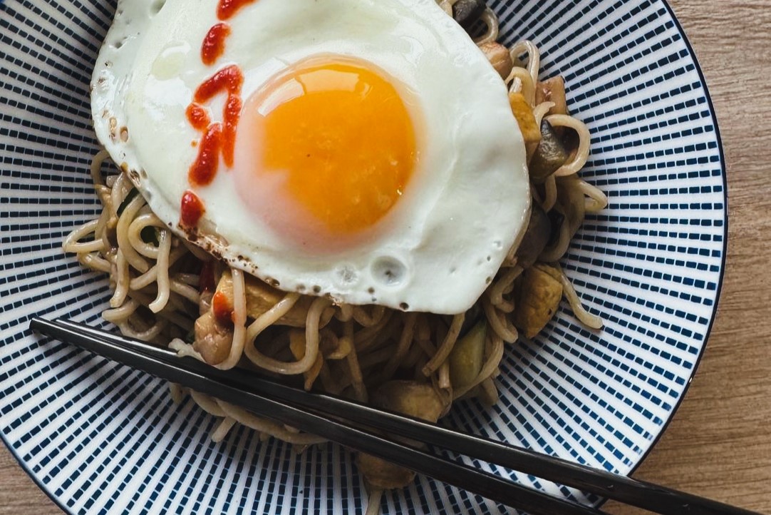 Noodles con pollo y verduras noodles-con-pollo-huevo-miniatura